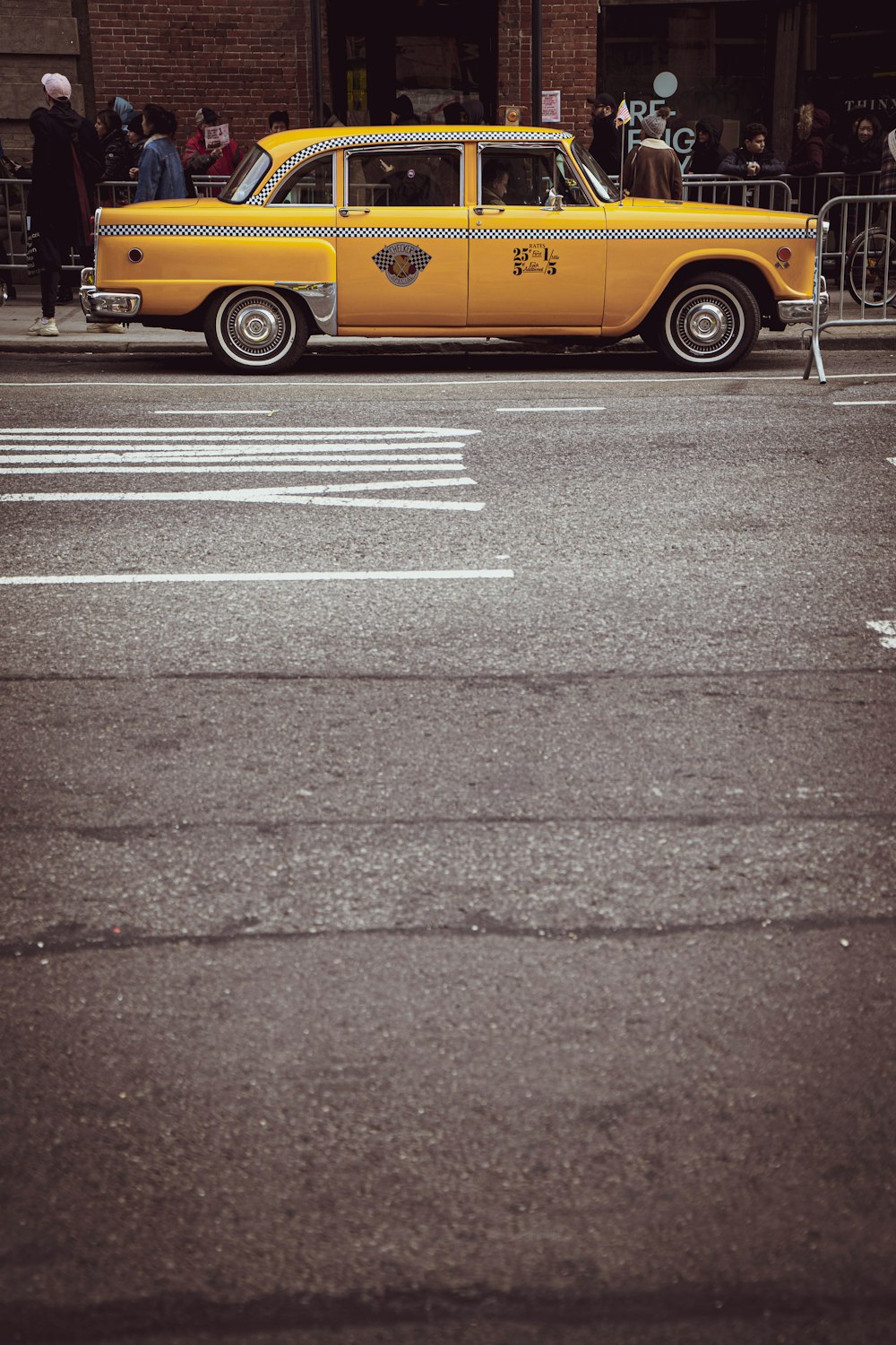 낮 동안 회색 아스팔트 도로에 노란색 자동차