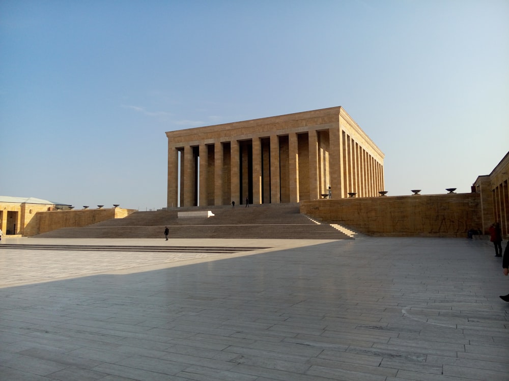 Braunes Betongebäude unter blauem Himmel tagsüber