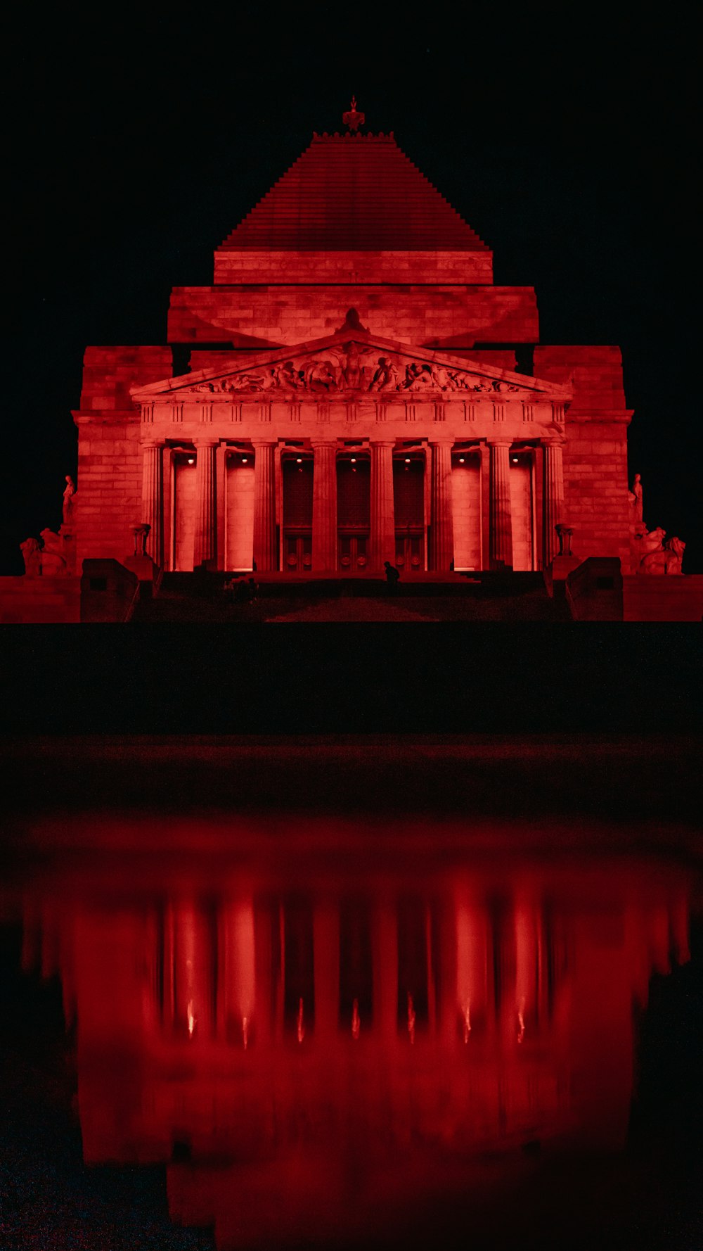 bâtiment en béton blanc et brun pendant la nuit