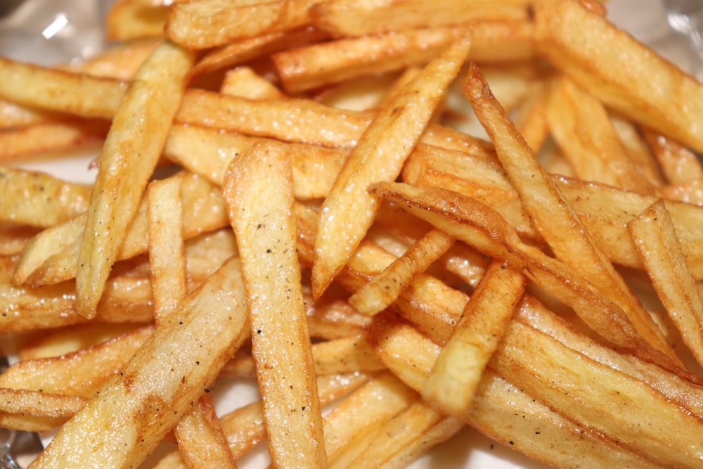 patatas fritas en plato de cerámica blanca