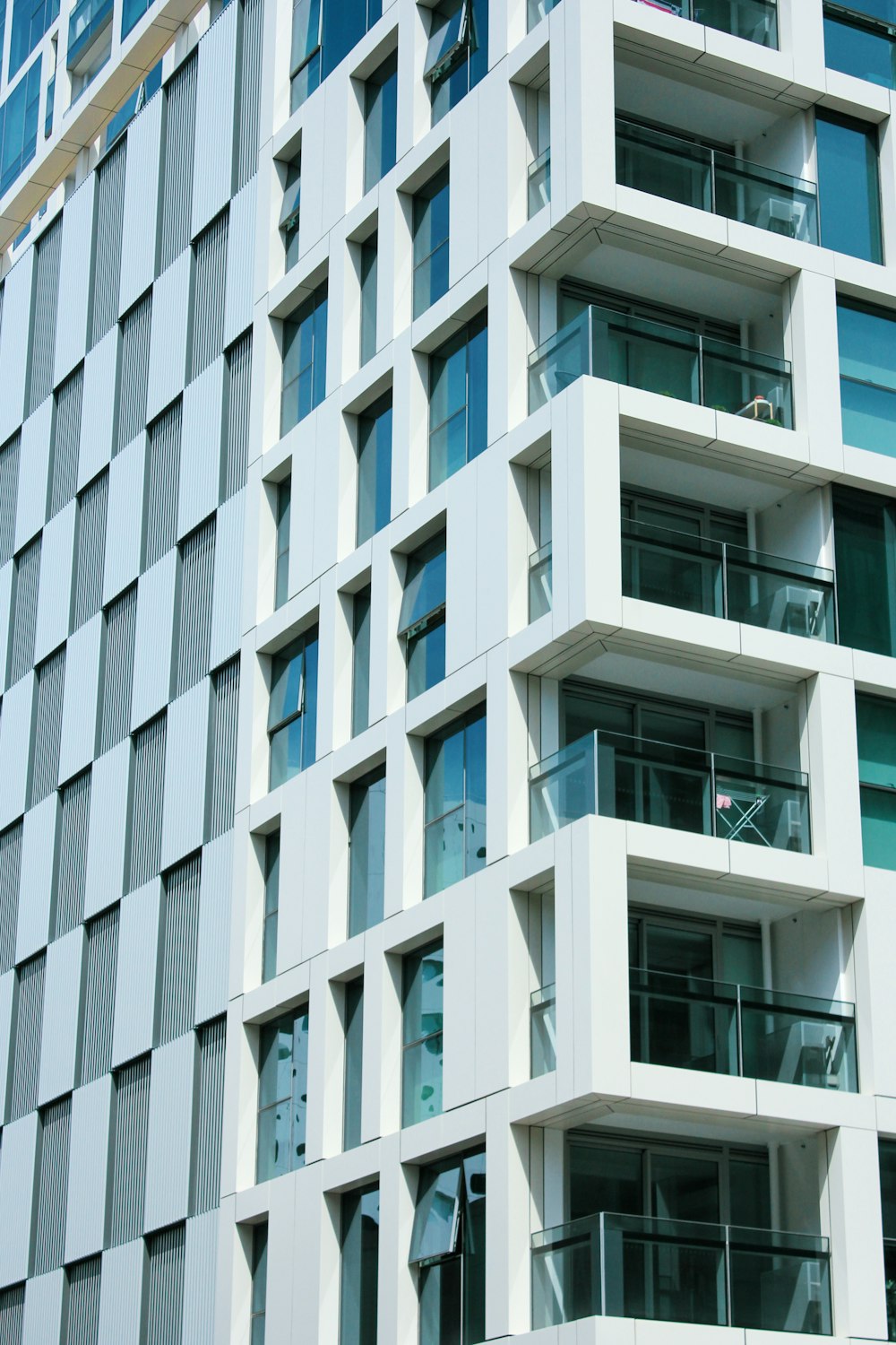 edificio in cemento bianco durante il giorno