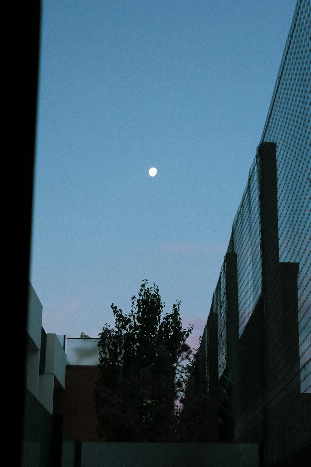 edificio in bianco e nero sotto il cielo blu durante il giorno