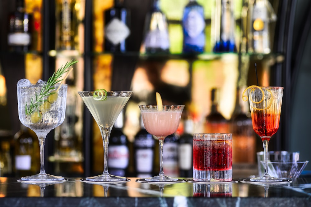 Verre à cocktail transparent avec liquide rose à l’intérieur