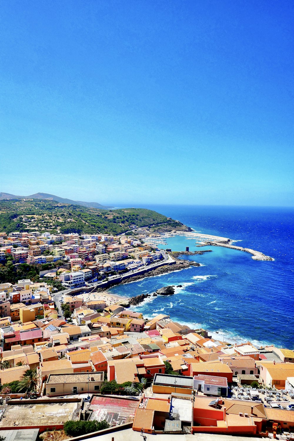 Vista aérea de los edificios de la ciudad cerca del mar durante el día