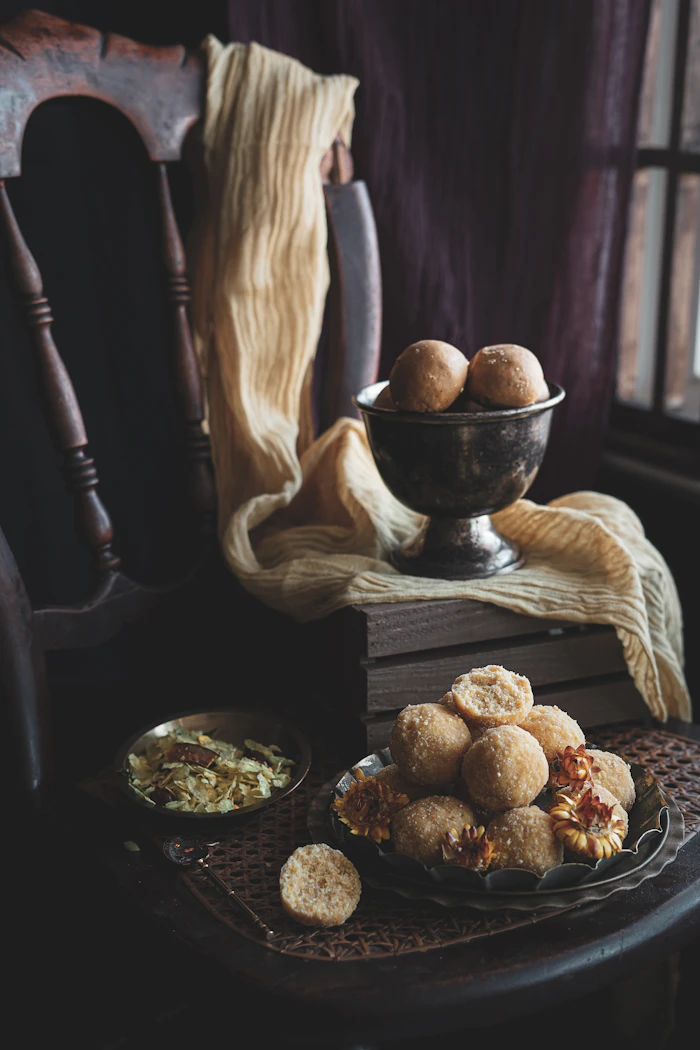Ladoos au pois chiche faits maison sur un plateau