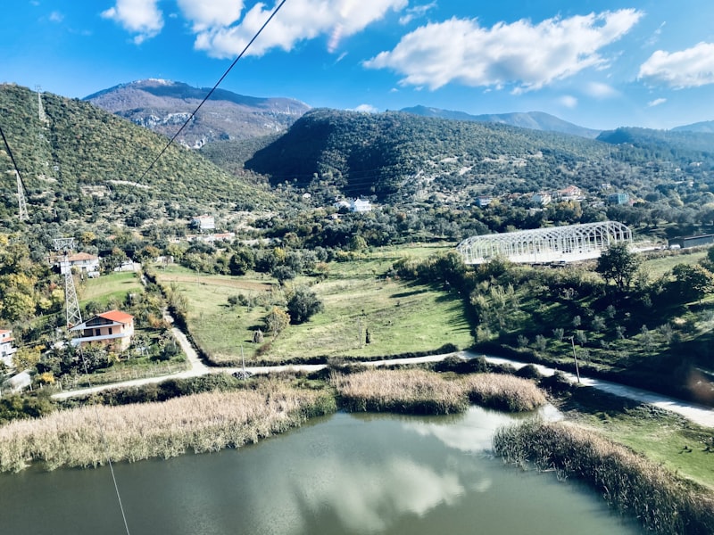 Monte Dajti y lago en Albania