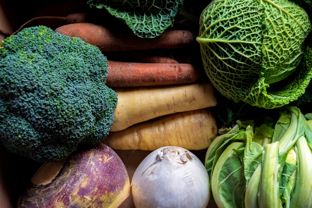 légumes verts et bruns sur une table en bois brun