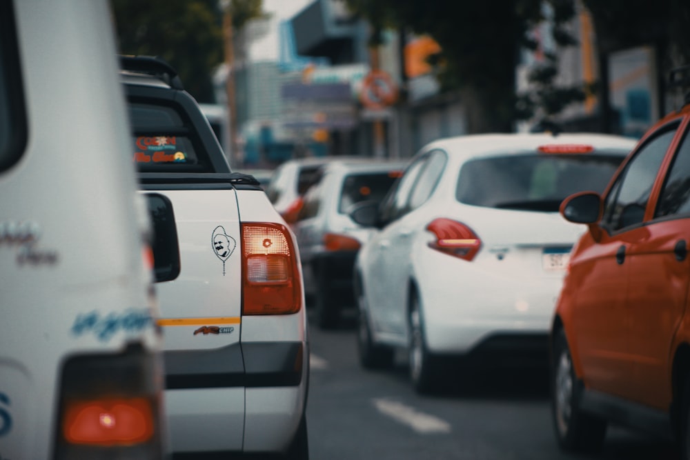 Coche blanco y naranja en la carretera durante el día