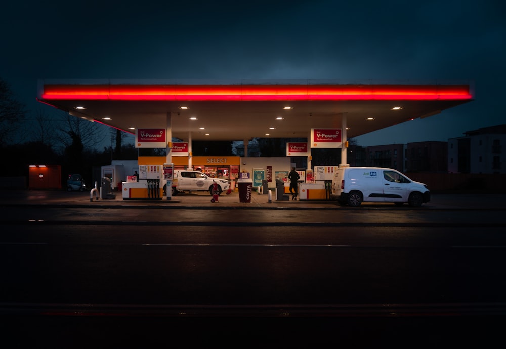 Voiture blanche garée devant le magasin