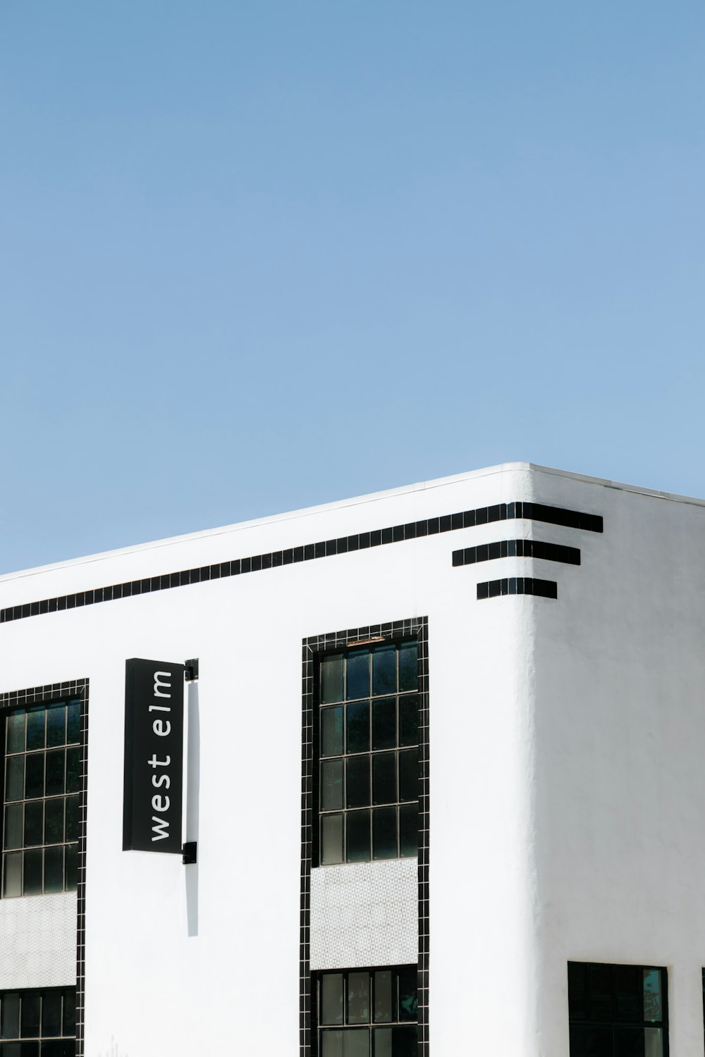 Edificio de hormigón blanco bajo el cielo azul durante el día