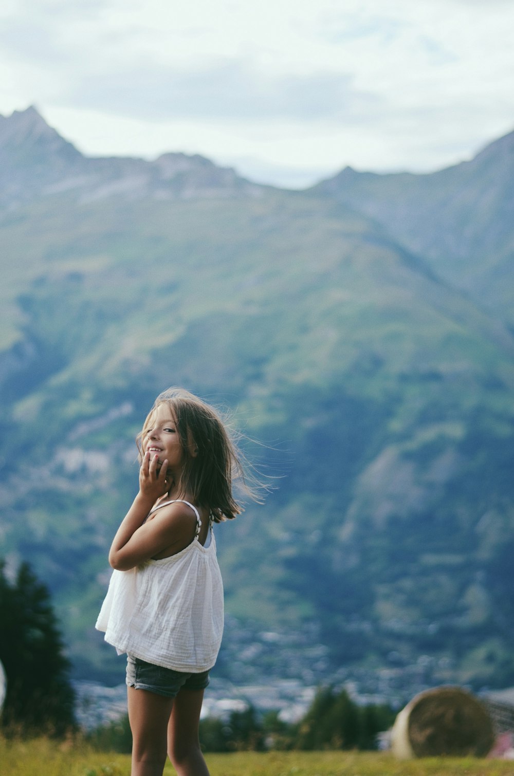 femme en robe blanche debout au sommet de la montagne pendant la journée