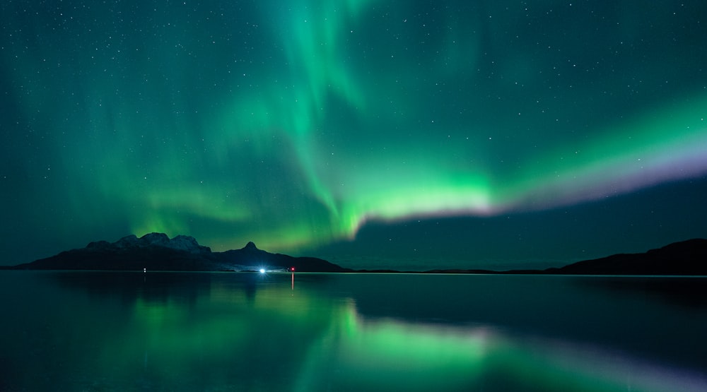 luzes verdes da aurora sobre o lago