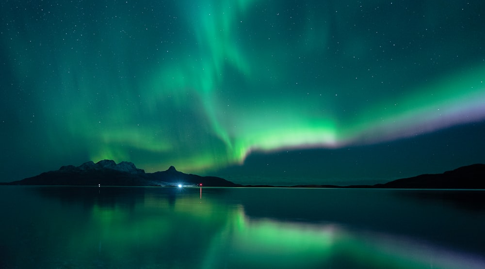 Grüne Aurora leuchtet über dem See
