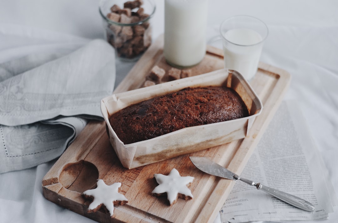 brown food on white ceramic tray, Pain d