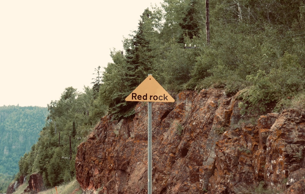 un panneau routier sur le flanc d’une montagne