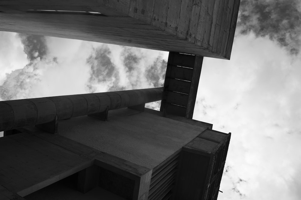 Foto in scala di grigi di un edificio in legno