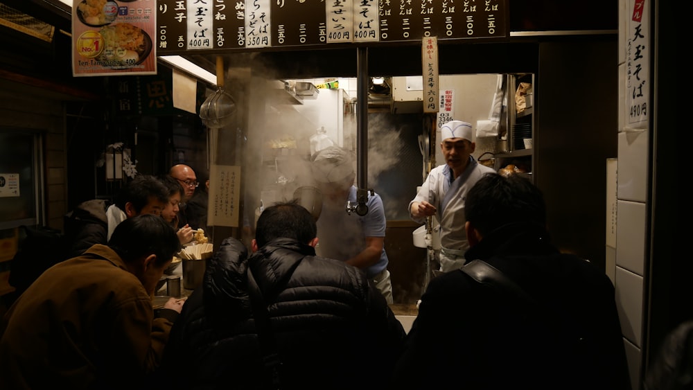 pessoas em um restaurante durante a noite