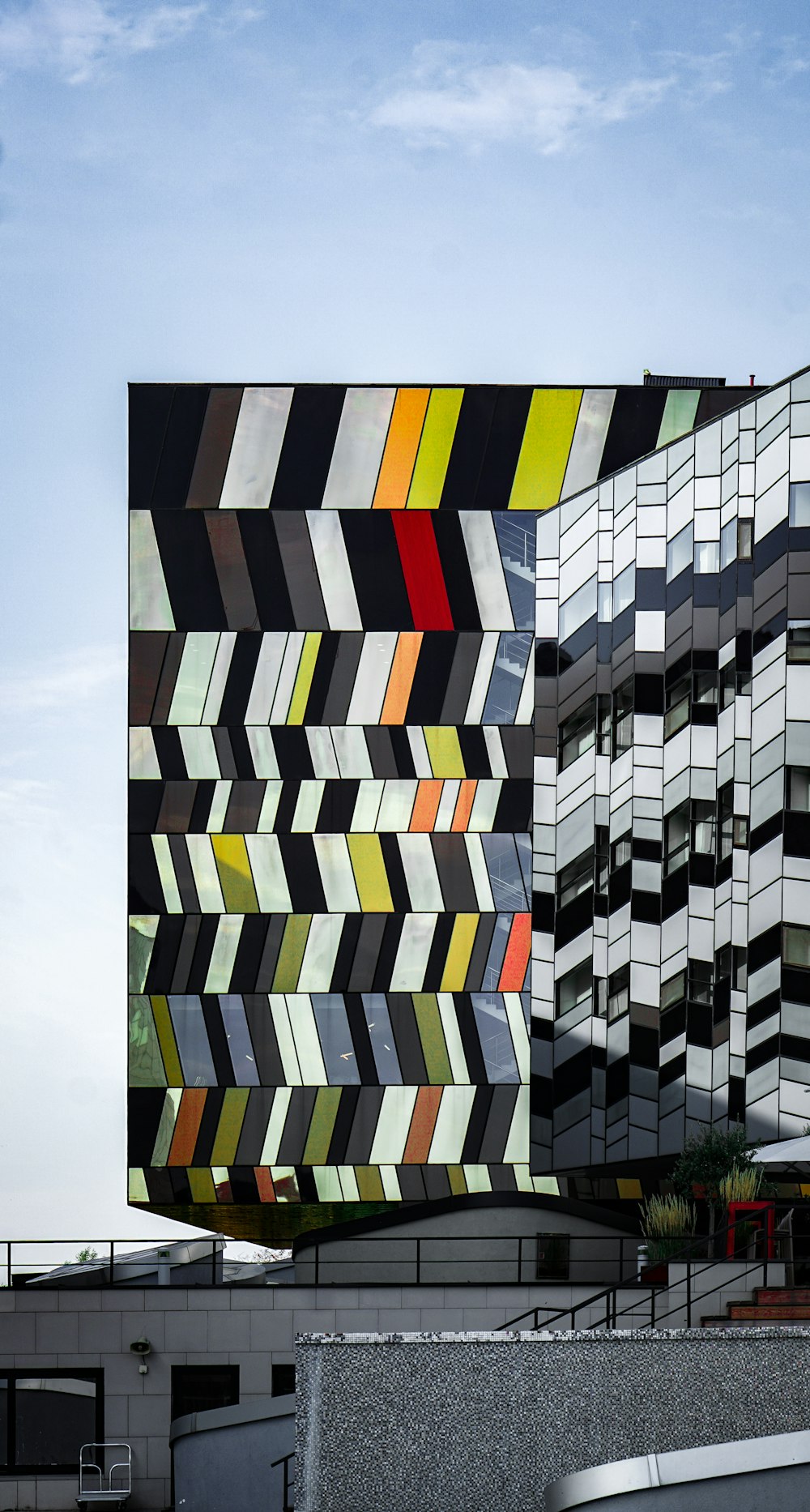 Bâtiment à carreaux jaunes et noirs