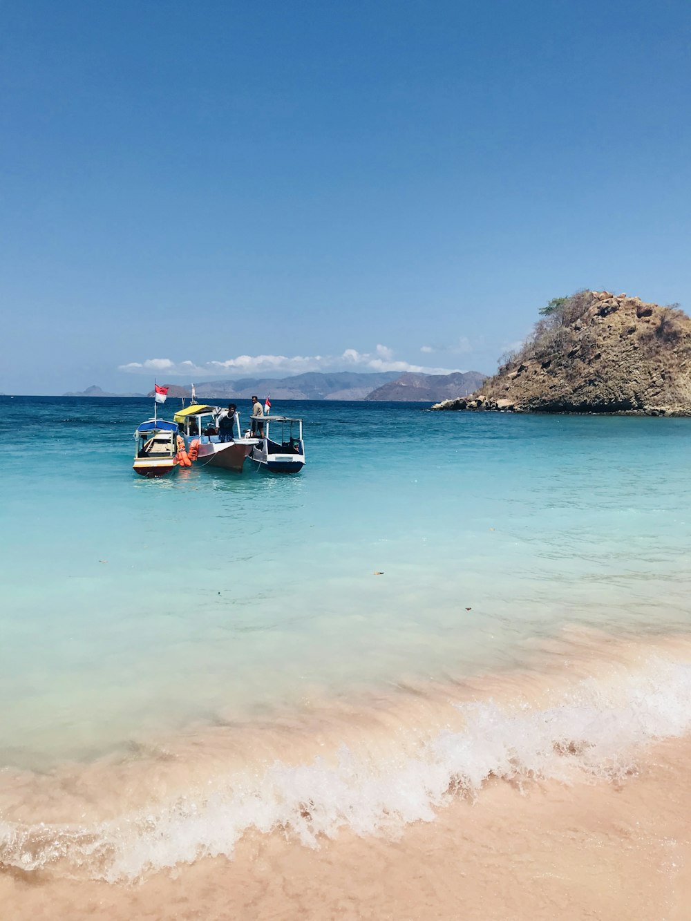 Jeep Wrangler rosso e bianco sulla spiaggia durante il giorno