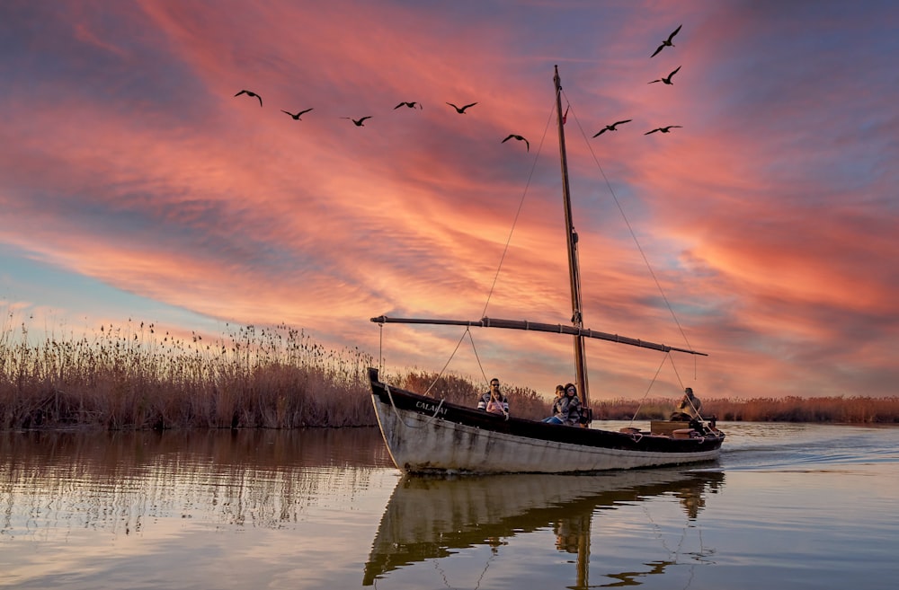 barca bianca sul lago durante il giorno