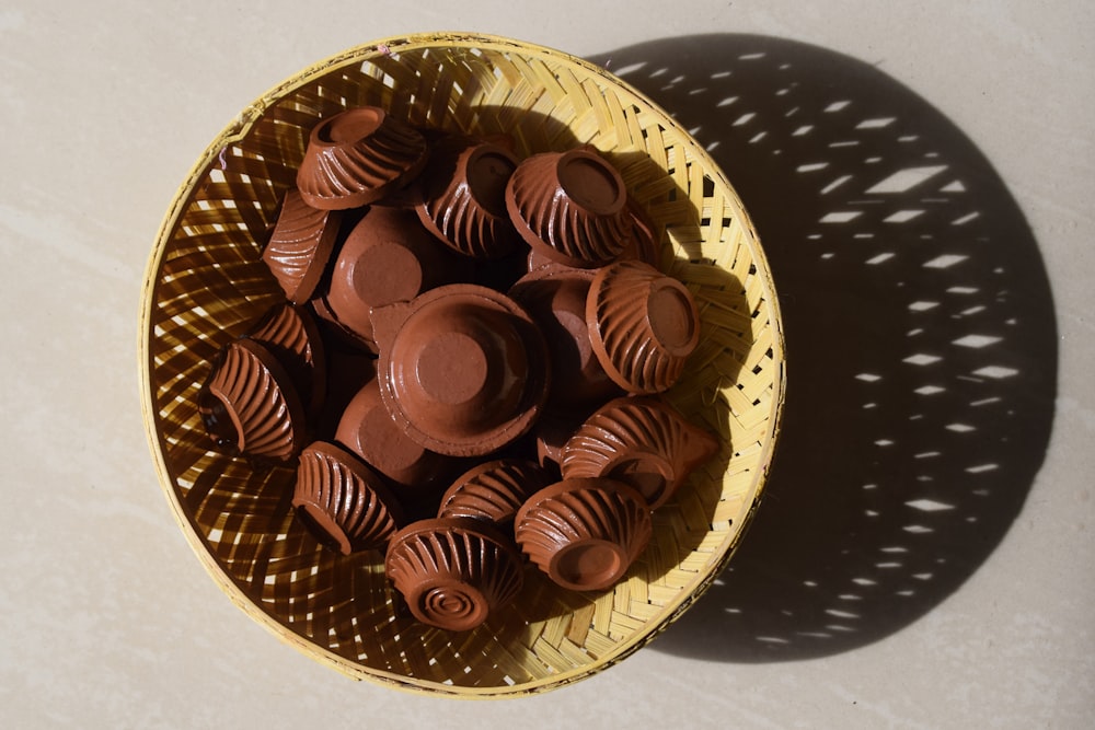 chocolate redondo marrom na tigela de cerâmica de bolinhas brancas e pretas