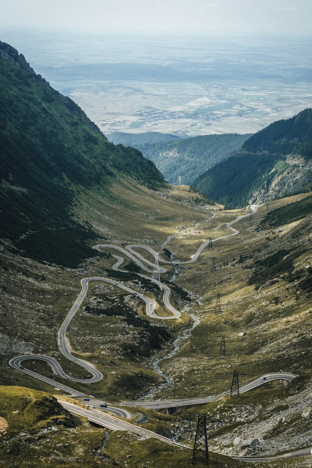 Vista aérea de la carretera entre montañas durante el día