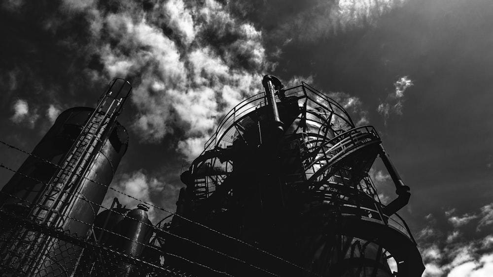 Photo en niveaux de gris de la grande roue sous un ciel nuageux