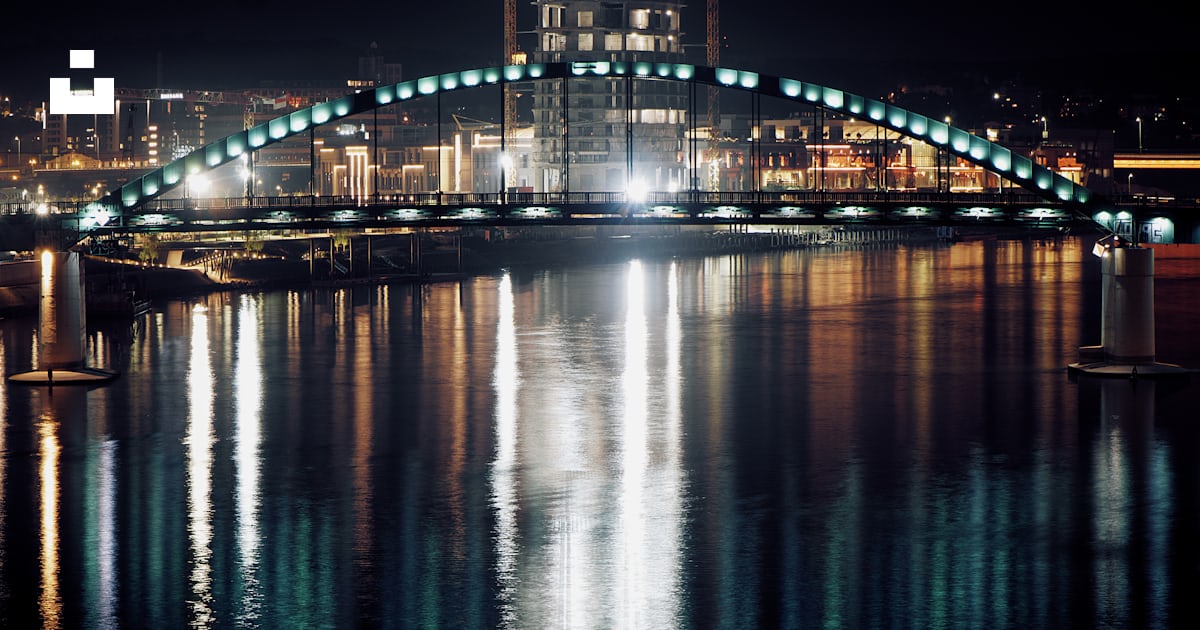 Pont avec des lumières pendant la nuit photo Photo Front de mer