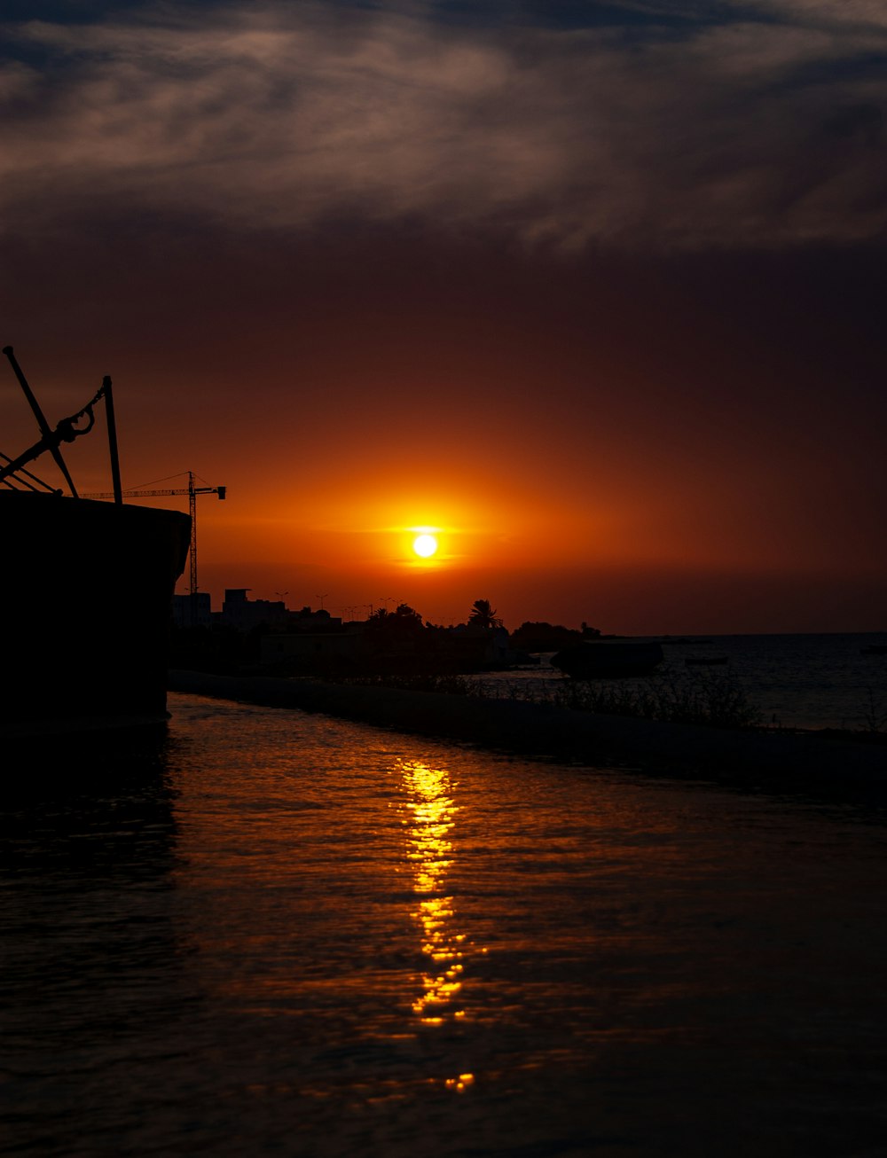 夕暮れ時の海上の船のシルエット