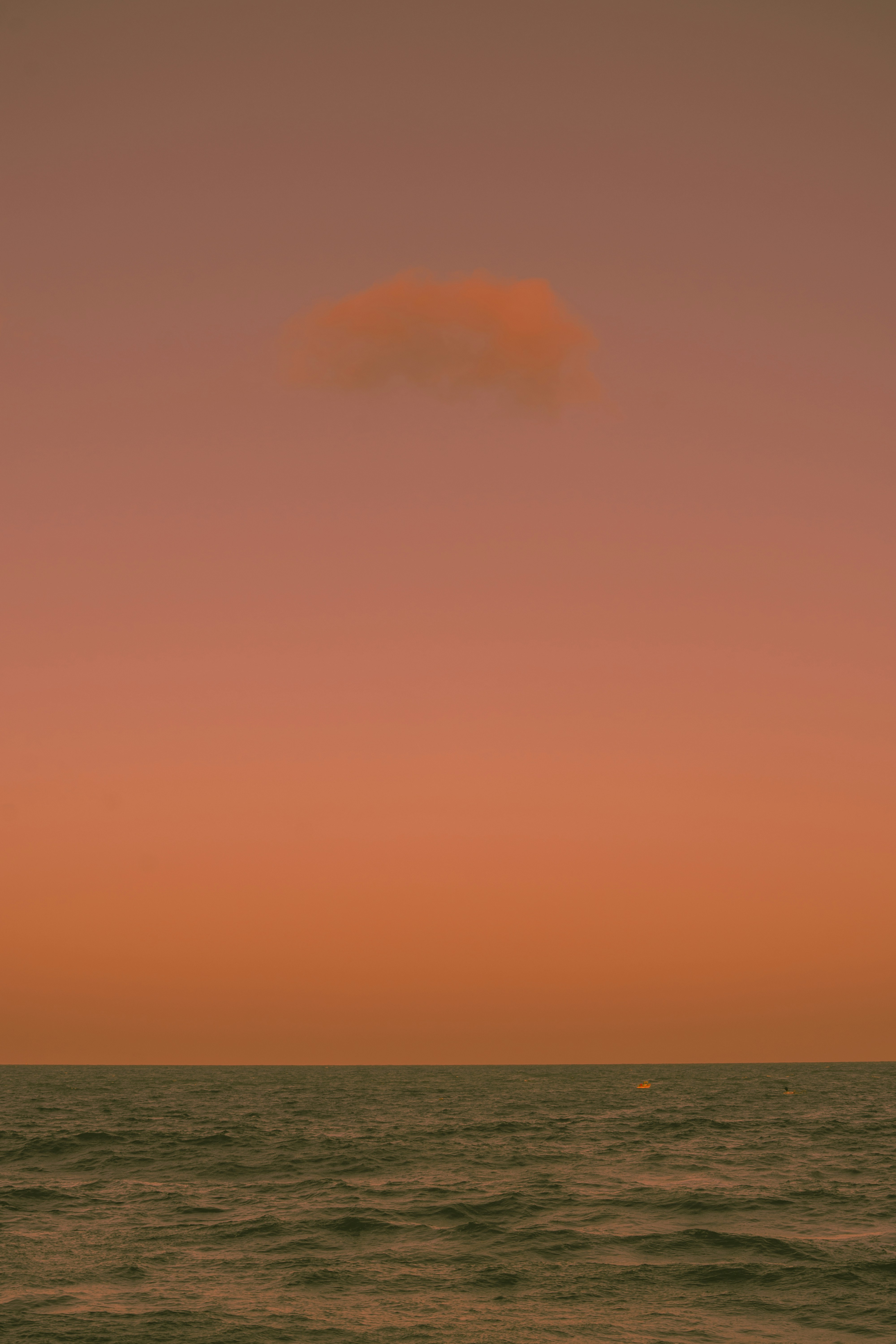 オレンジ色の空の下の青い海の写真 Unsplashで見つける緑の無料写真