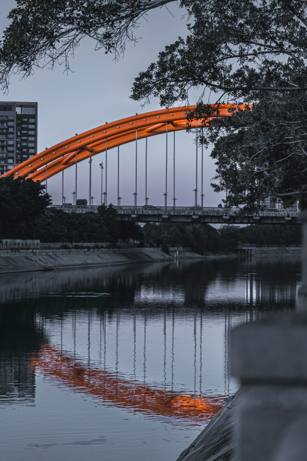 Ponte arancione e nero sul fiume