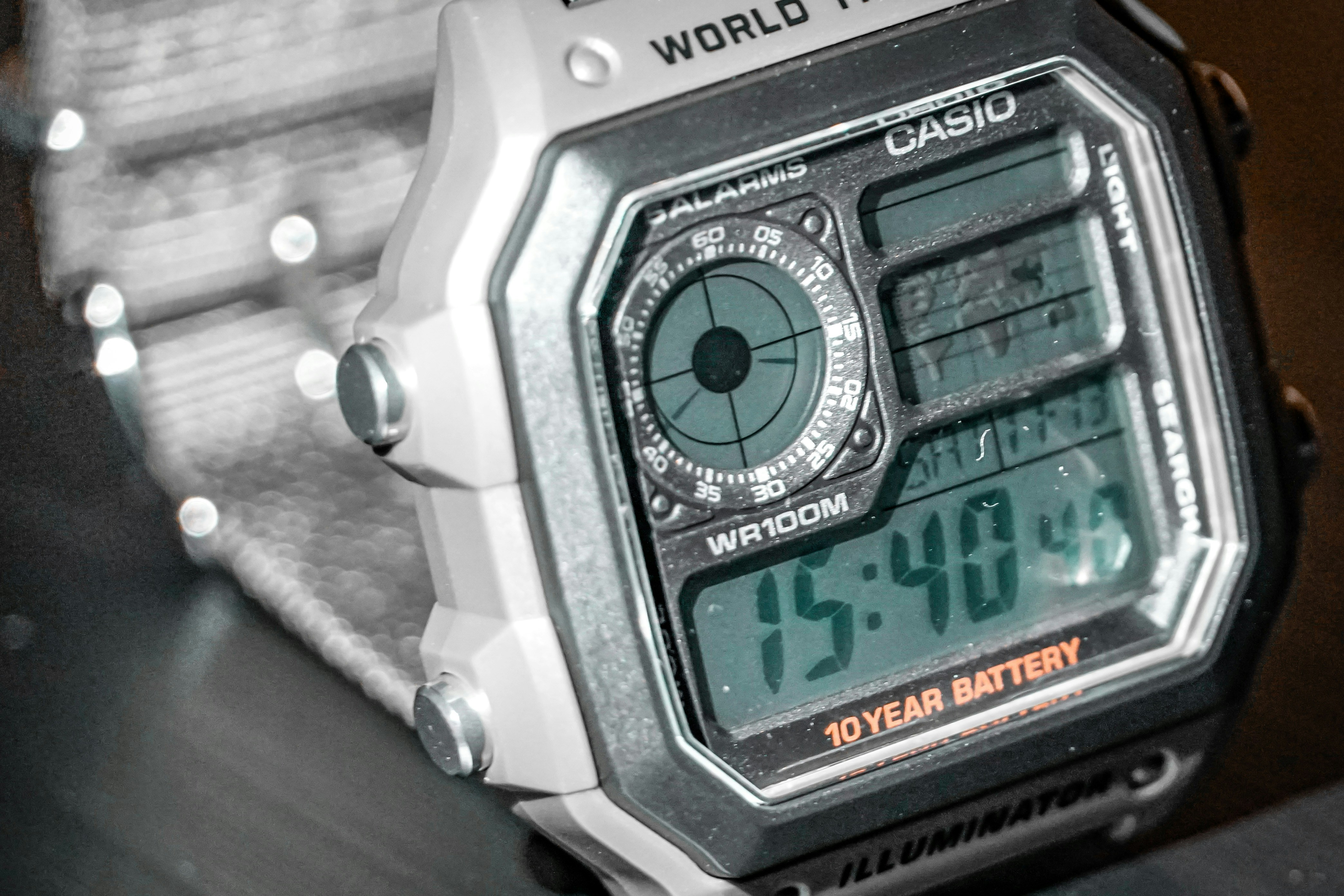 Explorando la serie Casio AE1200WH: Reloj Digital Masculino con Resistencia de 100m y Funciones de Alarmas Múltiples