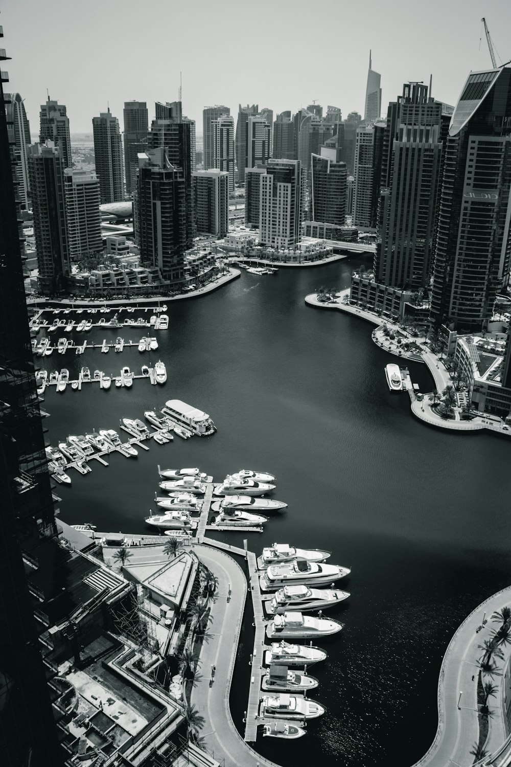日中の水�域付近の都市ビルの航空写真