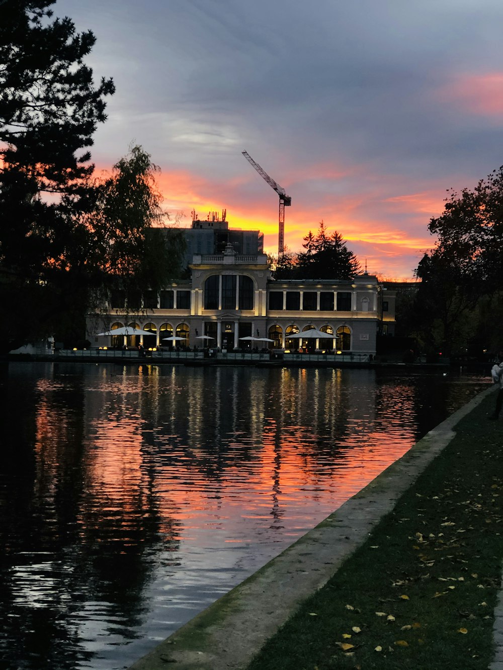 Weißes Betongebäude in der Nähe von Gewässern bei Sonnenuntergang