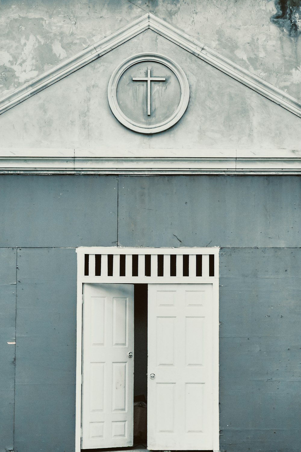 porta in legno bianco con vetro rotondo