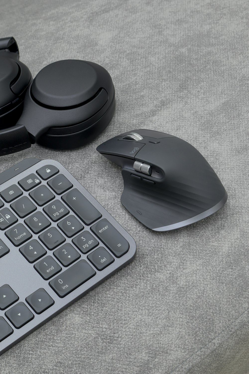 teclado de computadora inalámbrico negro y gris