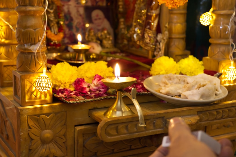 A warm, inviting altar with candles and traditional amarração tools glowing softly in a dimly lit room.