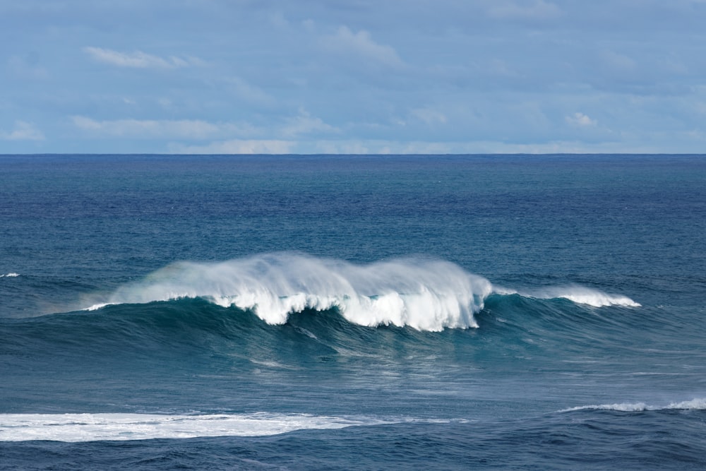 Olas oceánicas bajo el cielo azul durante el día