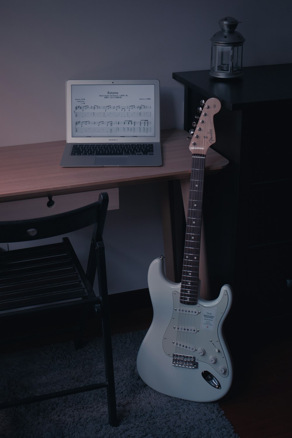 white and brown stratocaster electric guitar