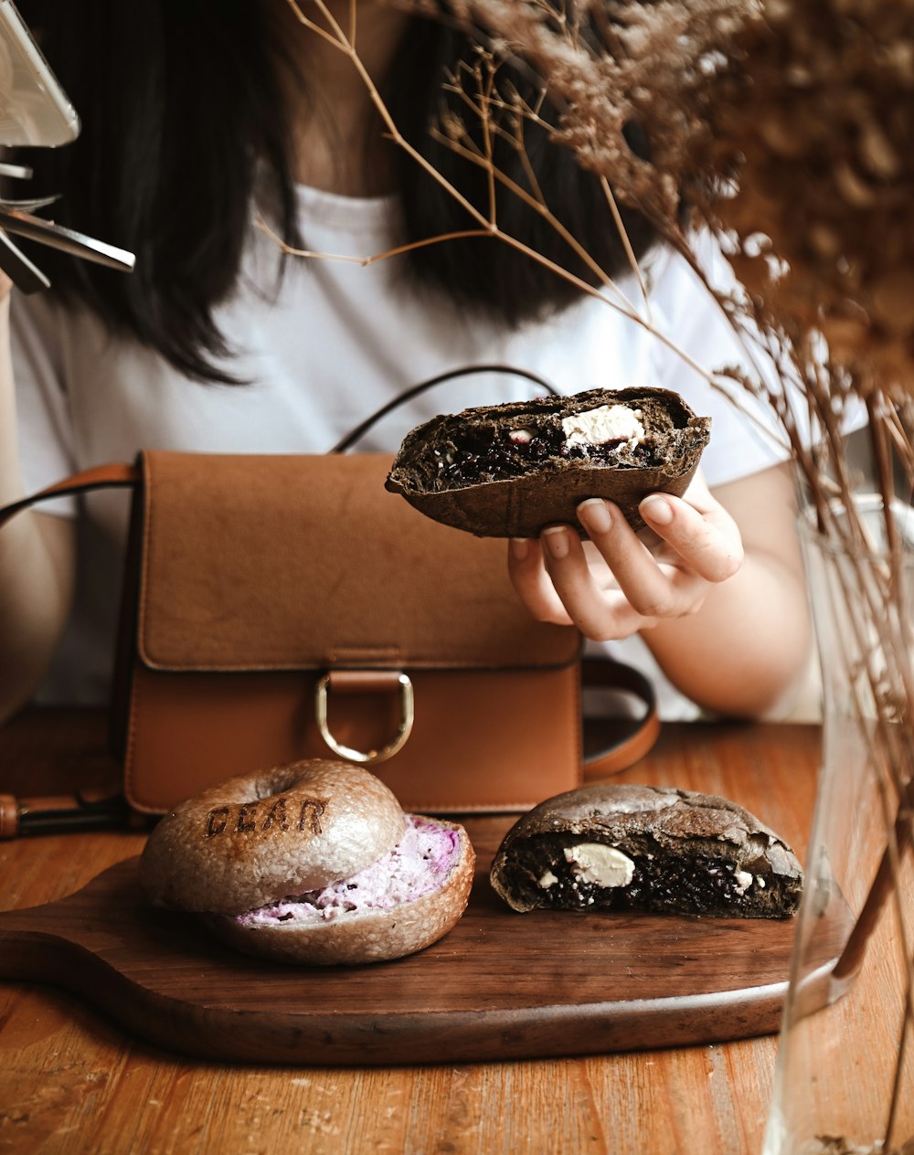 Tarta de chocolate en bandeja de madera marrón