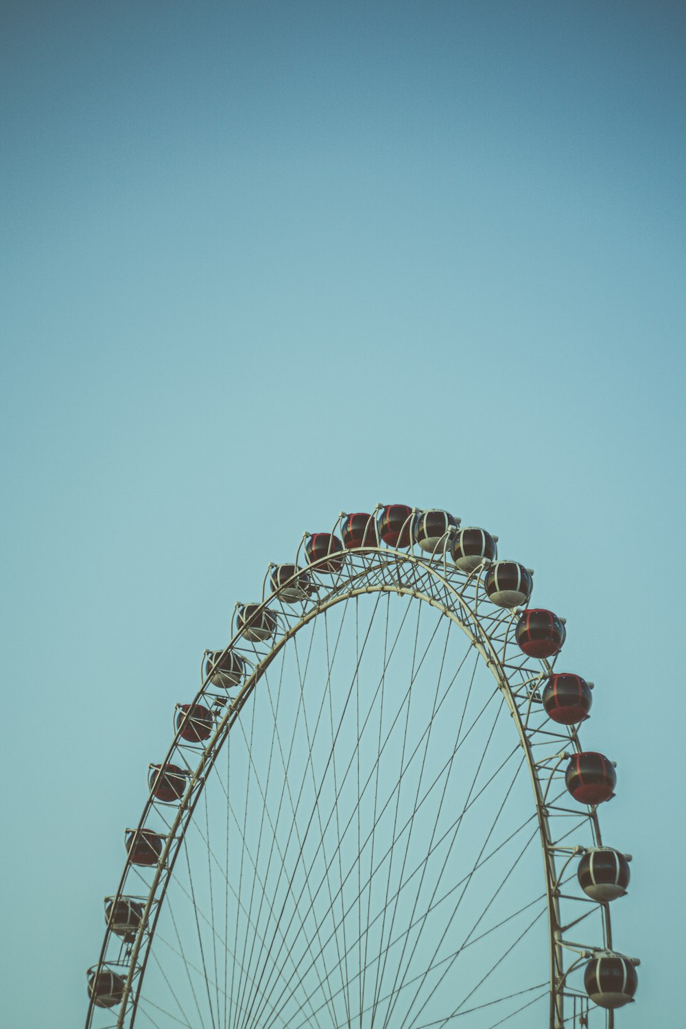 white and red ferris wheel