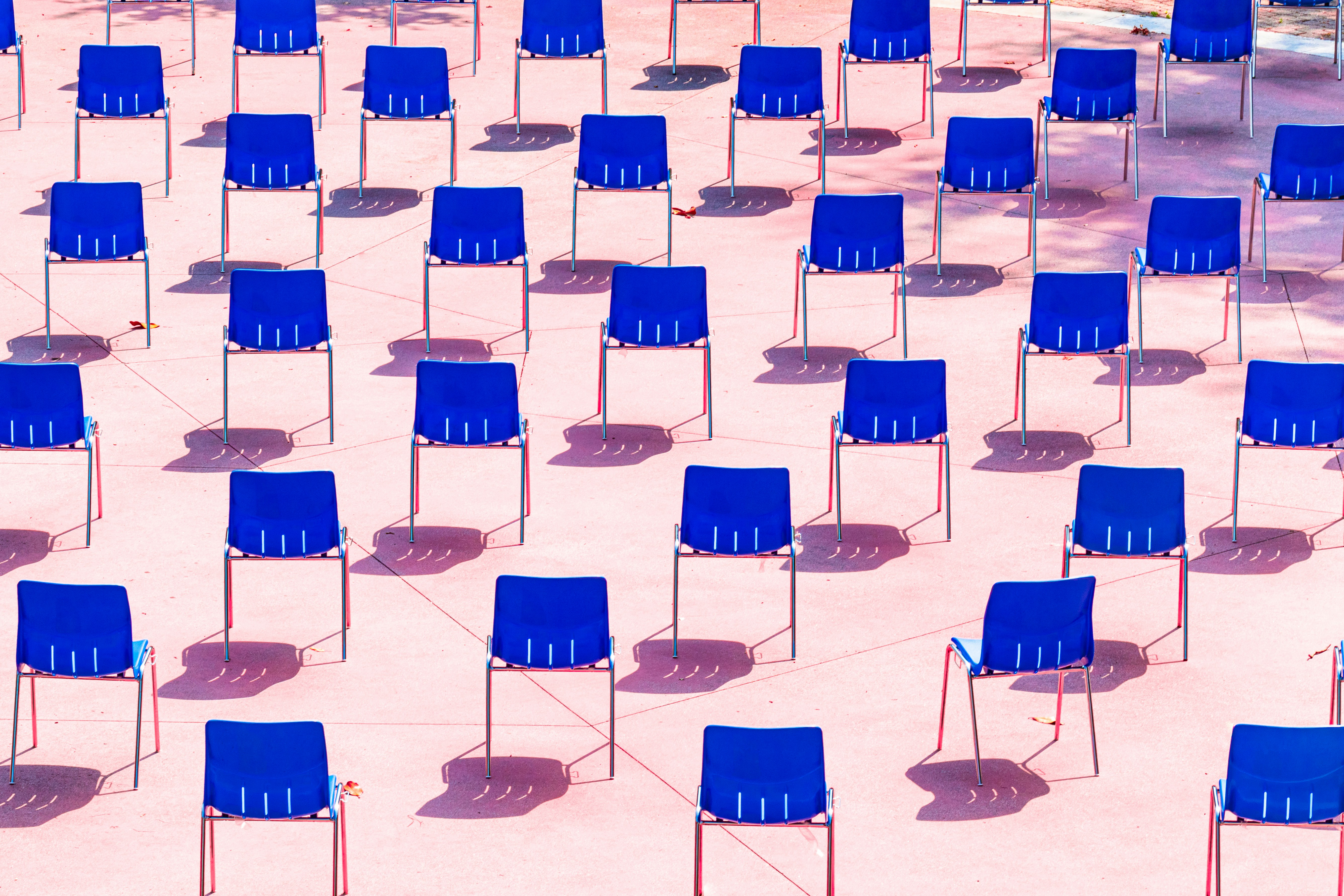 Chaises en plastique bleu et blanc
