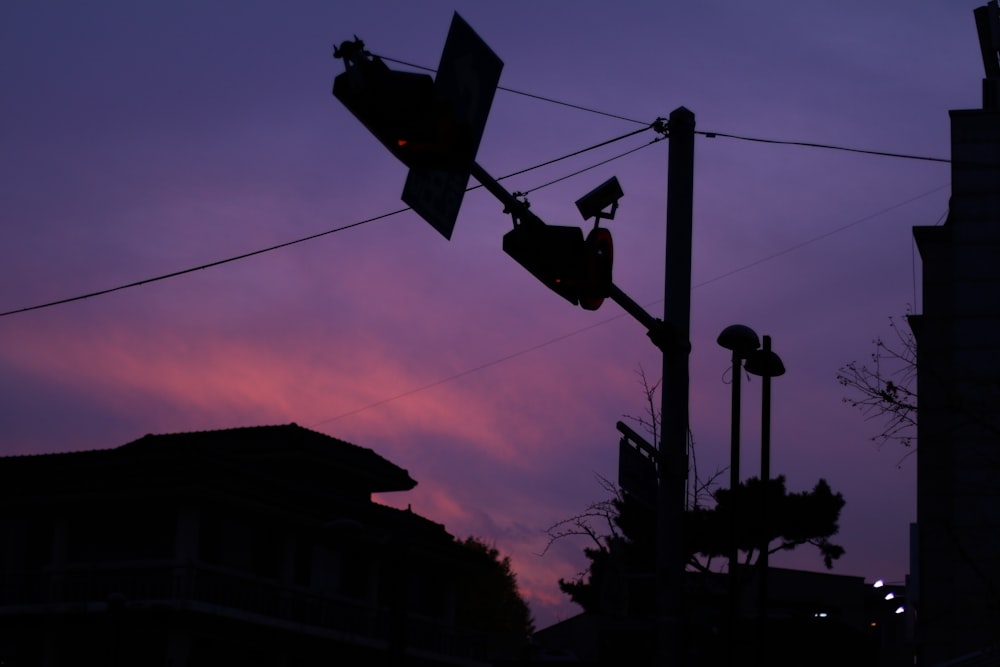 silhouette de feu de circulation au coucher du soleil