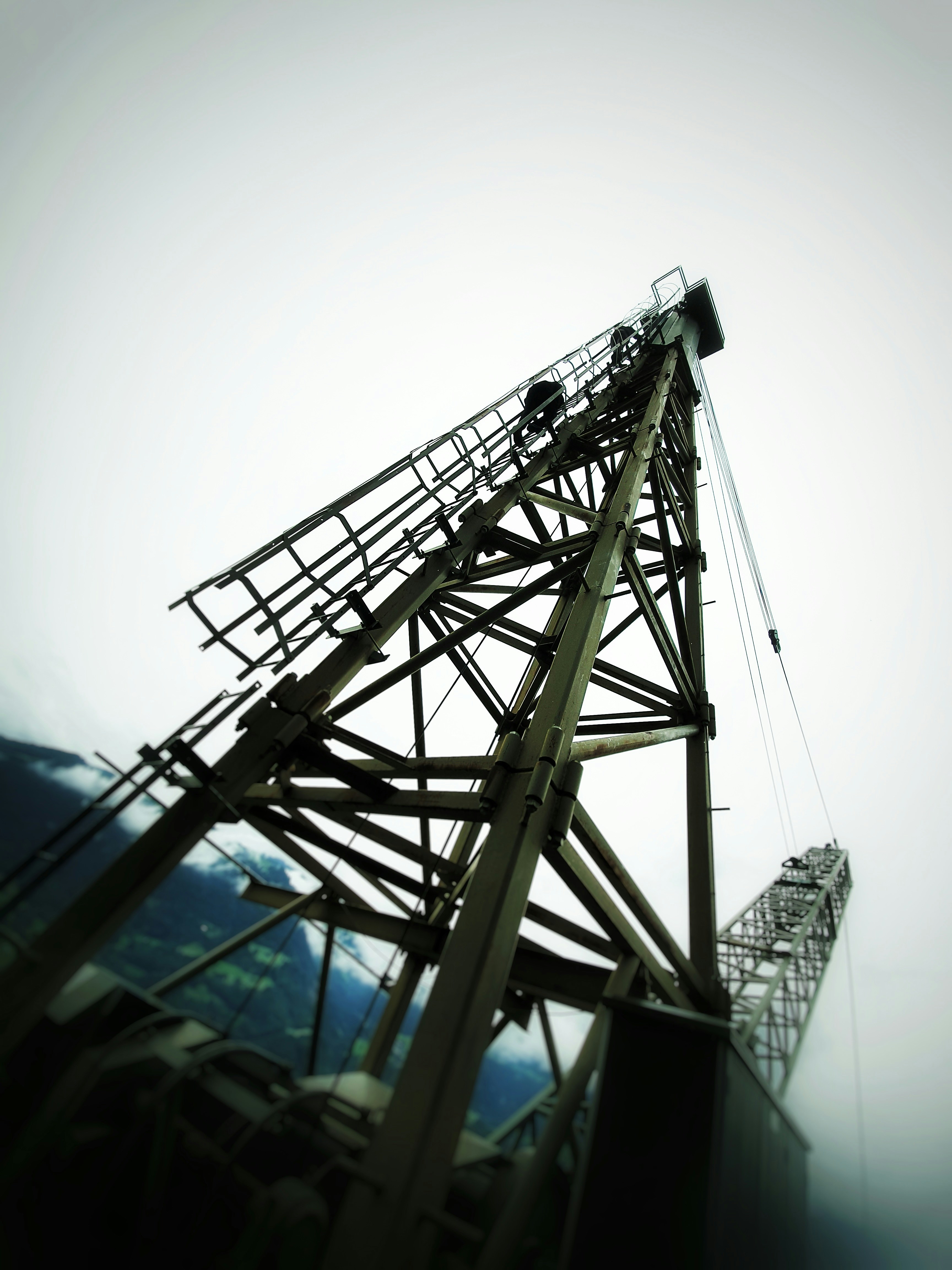 Schwarzer Metallrahmen unter weißem Himmel tagsüber