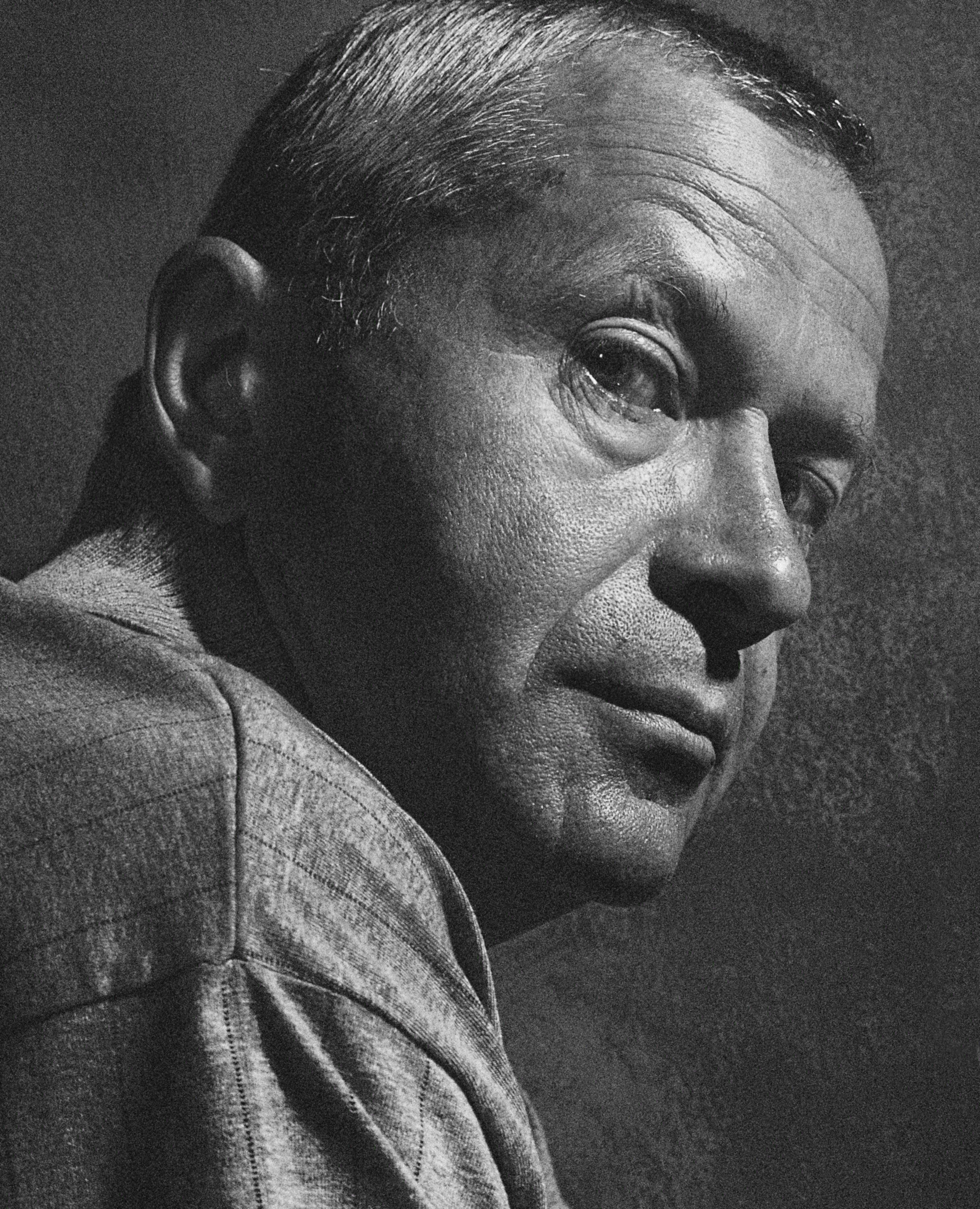 グレースケールのグレーパーカーを着た男