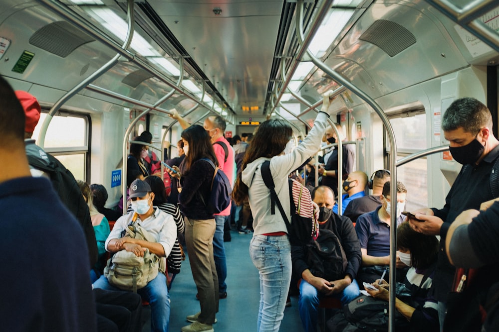 personnes dans le train pendant la journée