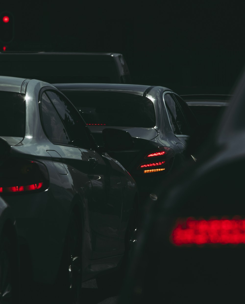 voiture noire avec feu rouge