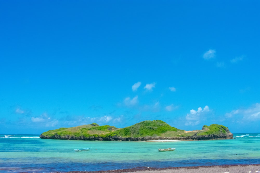 Green Island On Blue Sea Under Blue Sky During Daytime (L'île verte sur la mer bleue sous le ciel bleu)