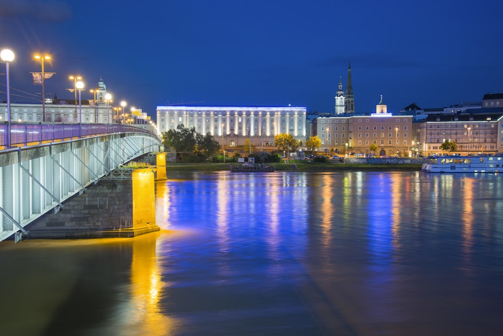 Weiße Brücke über den Fluss während der Nachtzeit