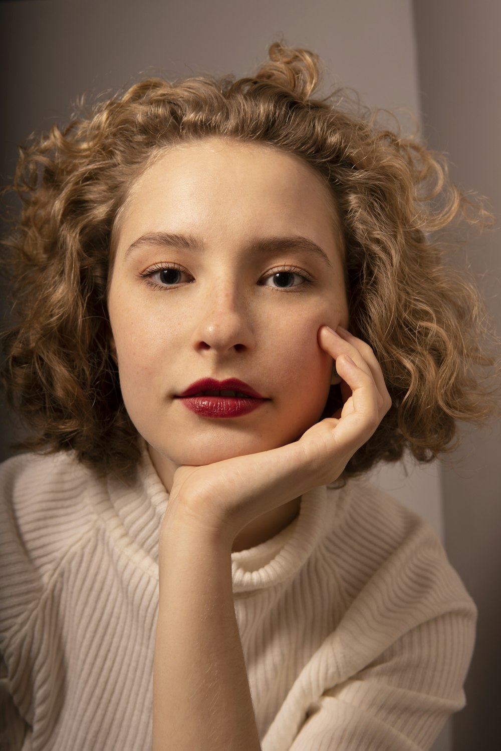 Femme en pull à col roulé blanc